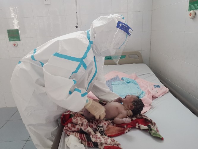 Trung tâm Y tế huyện M'Drắk: Mổ lấy thai thành công cho một sản phụ mắc COVID-19